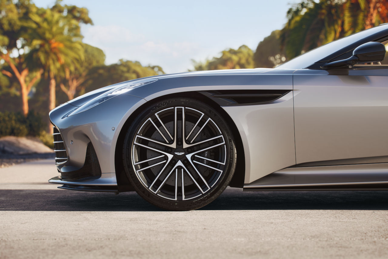 21インチ鍛造アロイ・ホイールと、アストンマーティンの厳密な要件に沿って開発され、“AML”コードが与えられたミシュランPilot S 5タイヤ