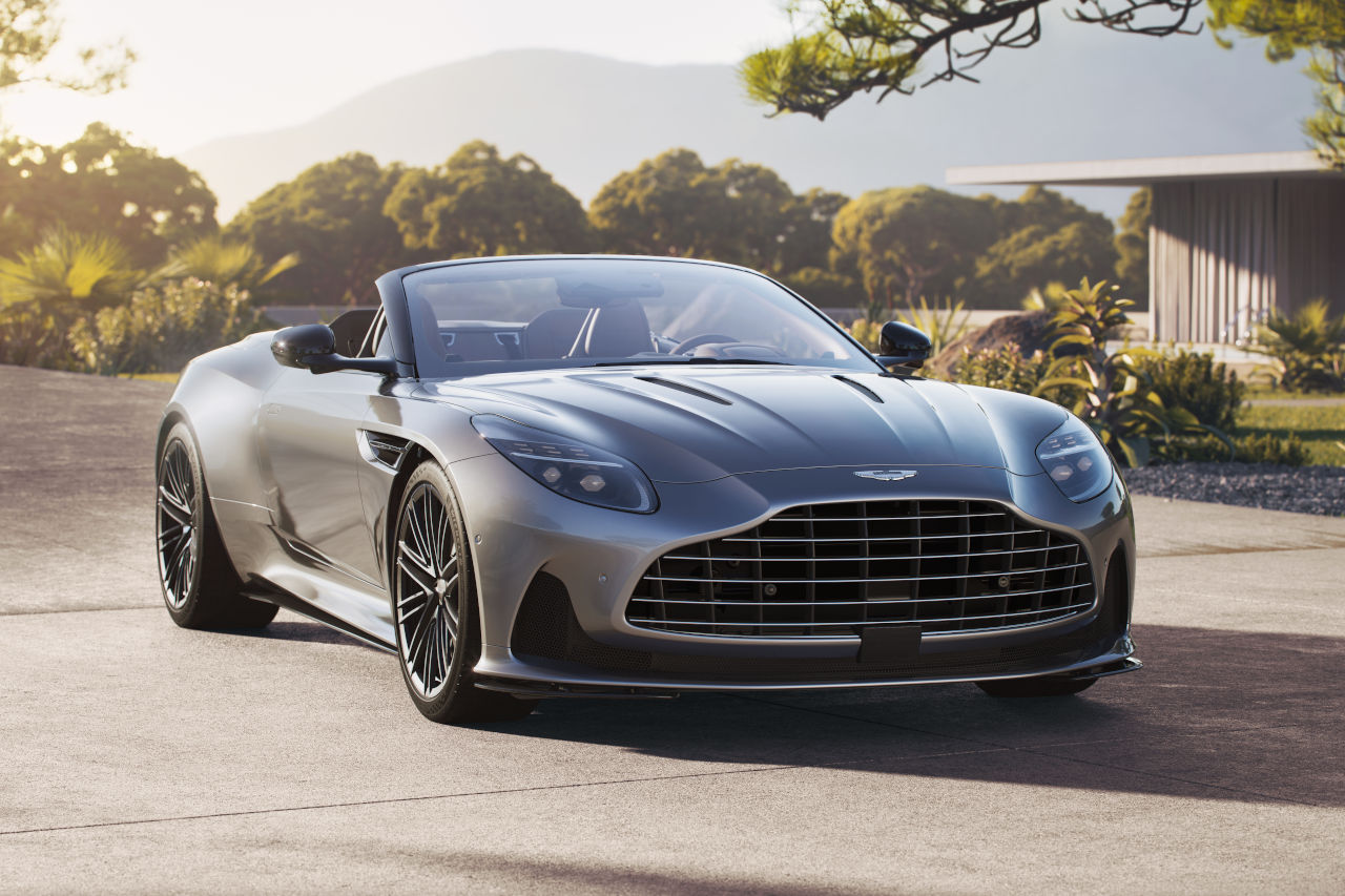 ハイライトのひとつである新世代インテリジェント・アダプティブダンパーの採用は、従来型と比較して減衰力の可変幅を500％増加させ、クラス内の競合車種を大きく上回る幅広いダイナミック能力とキャラクターをDB12ヴォランテに与えている。