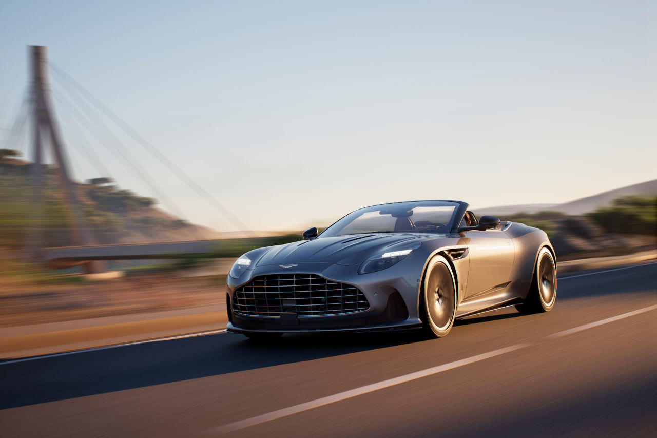 4.0LツインターボV8エンジン（680PS／800Nm）は、0-100km／h加速3.7秒を実現。最高速度は325km／hに達する。