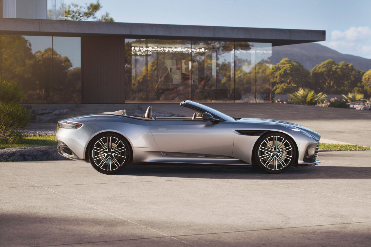 DB12ヴォランテは、エンジン・クロスブレースを含むアンダーボディコンポーネントの変更、ならびに横剛性の改善によってサスペンションのパフォーマンスと洗練度を高めるとともに、全体的なねじり剛性が3.7%向上した。