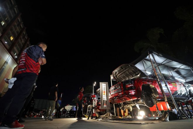 タイでの最後のサービスを受ける新型ミツビシ・トライトン（チーム三菱ラリーアート）　アジアクロスカントリーラリー2023