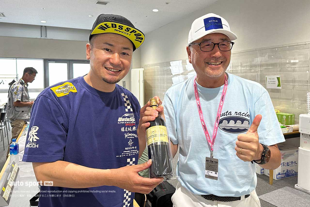 第3戦鈴鹿優勝記念ワインを第4戦富士のメディアセンターで報道陣に配ったマサ監督。ありがとうございます！