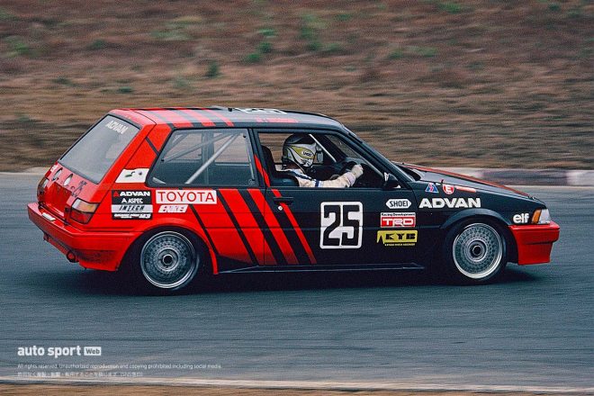 1986年の全日本ツーリングカー選手権を戦った土屋エンジニアリングのADVAN COROLLA FX。鈴木恵一と岡田秀樹がドライブした。
