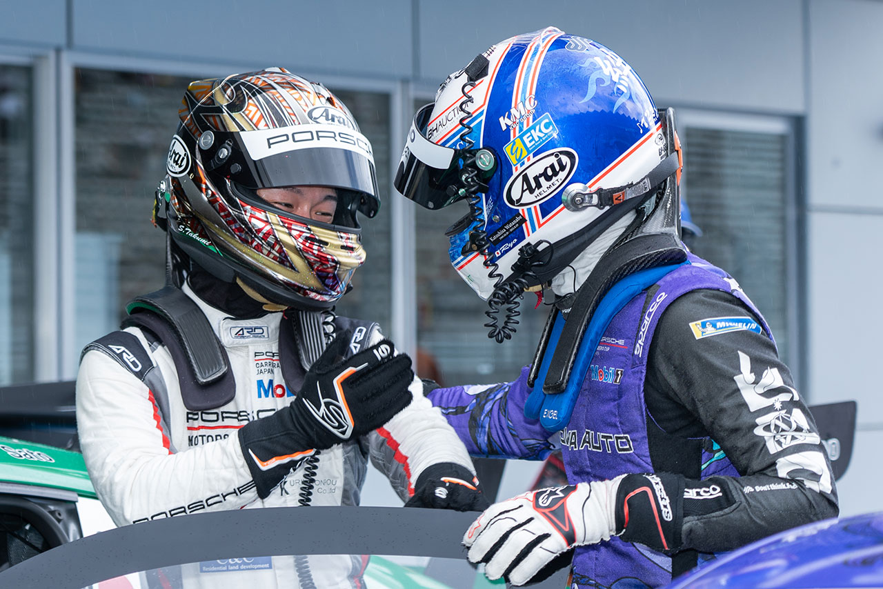 富士大会の第7戦で先輩でありライバルの小河からゴール後に声を掛けられる佐藤