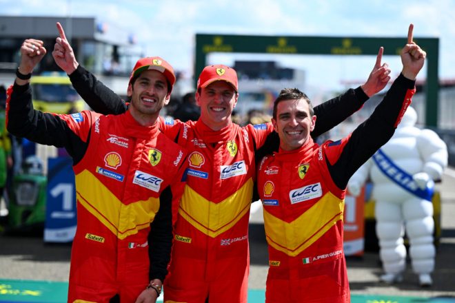 2023年のル・マン24時間レースで優勝した51号車フェラーリ499Pのドライバーたち。（左から）アントニオ・ジョビナッツィ、ジェームス・カラド、アレッサンドロ・ピエール・グイディ