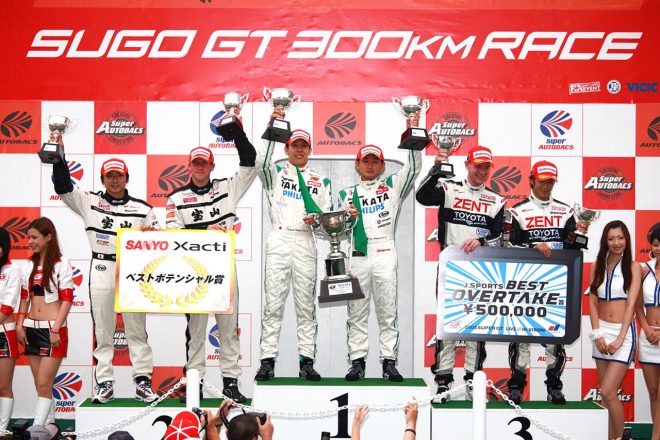 2008年SUGOでの表彰台。道上龍／小暮卓史組が優勝、立川祐路／リチャード・ライアン組が3位だった。