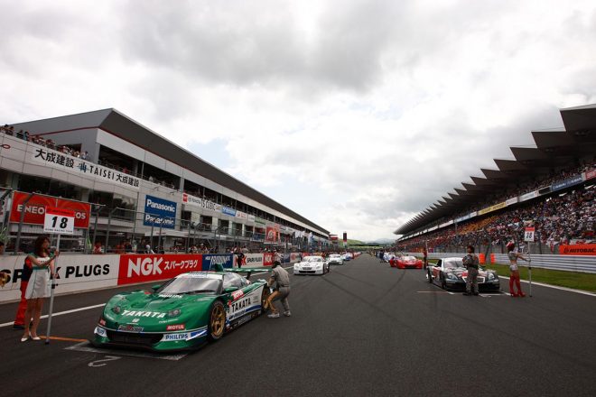 2008年富士のグリッド。ポールポジションがTAKATA童夢NSX、2番手にZENT CERUMO SC430がつける。