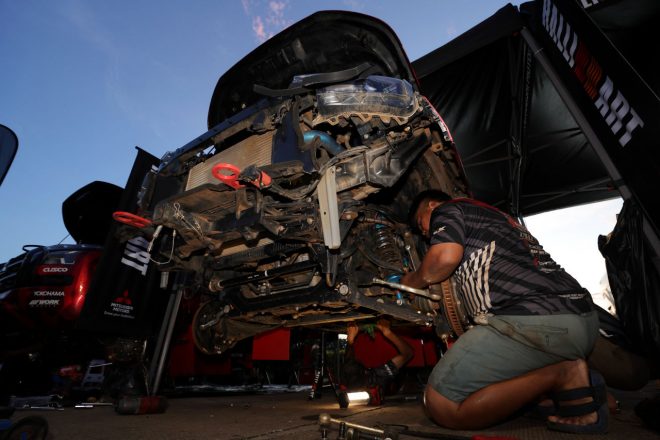 整備を受ける新型ミツビシ・トライトン（チーム三菱ラリーアート）　アジアクロスカントリーラリー2023