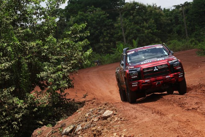 総合3番手につけている“ディフェンディングチャンピオン”のチャヤポン・ヨーター／ピーラポン・ソムバットウォン組（101号車ミツビシ・トライトン）　アジアクロスカントリーラリー2023