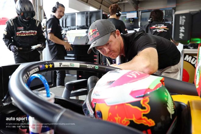 2023スーパーフォーミュラ第7戦もてぎ　リアム・ローソン（TEAM MUGEN）の応援に駆けつけたニック・キャシディ