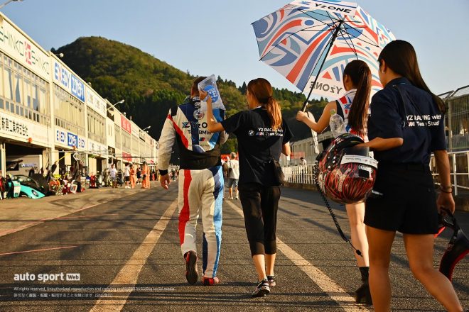 GT4ジャパン岡山　チェッカー後ピットに戻る織戸学