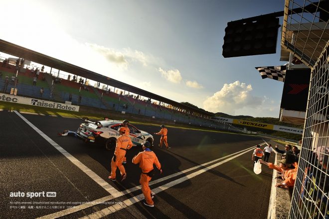 GT4ジャパン岡山　レース1のゴール間際にストップ、マシンを押してチェッカーを受け倒れ込む織戸学