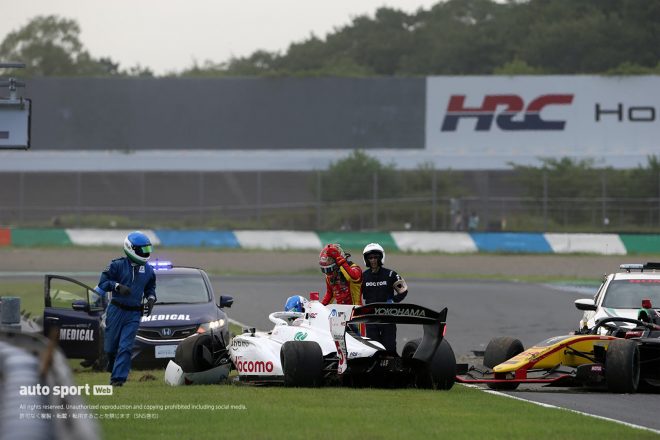 事故後、牧野任祐のマシンに駆け寄る松下信治