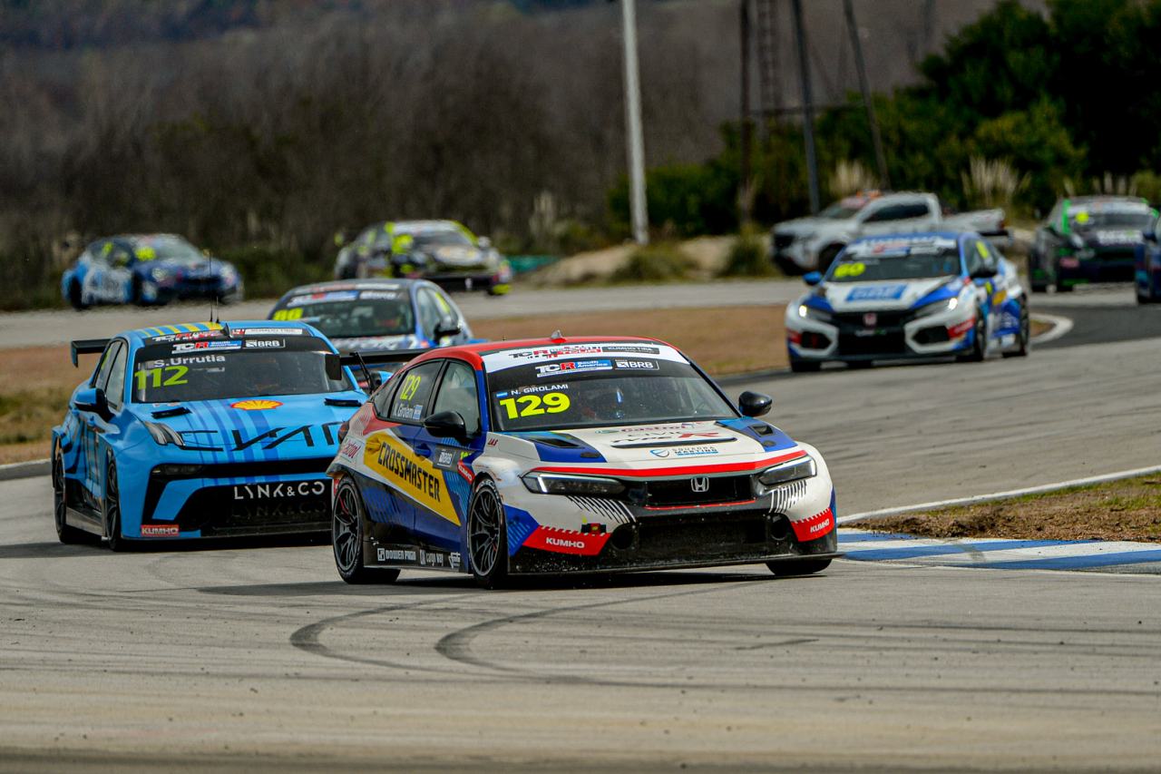 遠征組のひとりであるネストール・ジロラミは、欧州戦で共闘したALMモータースポーツから地元スクアドラ・マルティーノに移籍するかたちでFL5型ホンダ・シビック・タイプR TCRのオペレーションをスイッチ