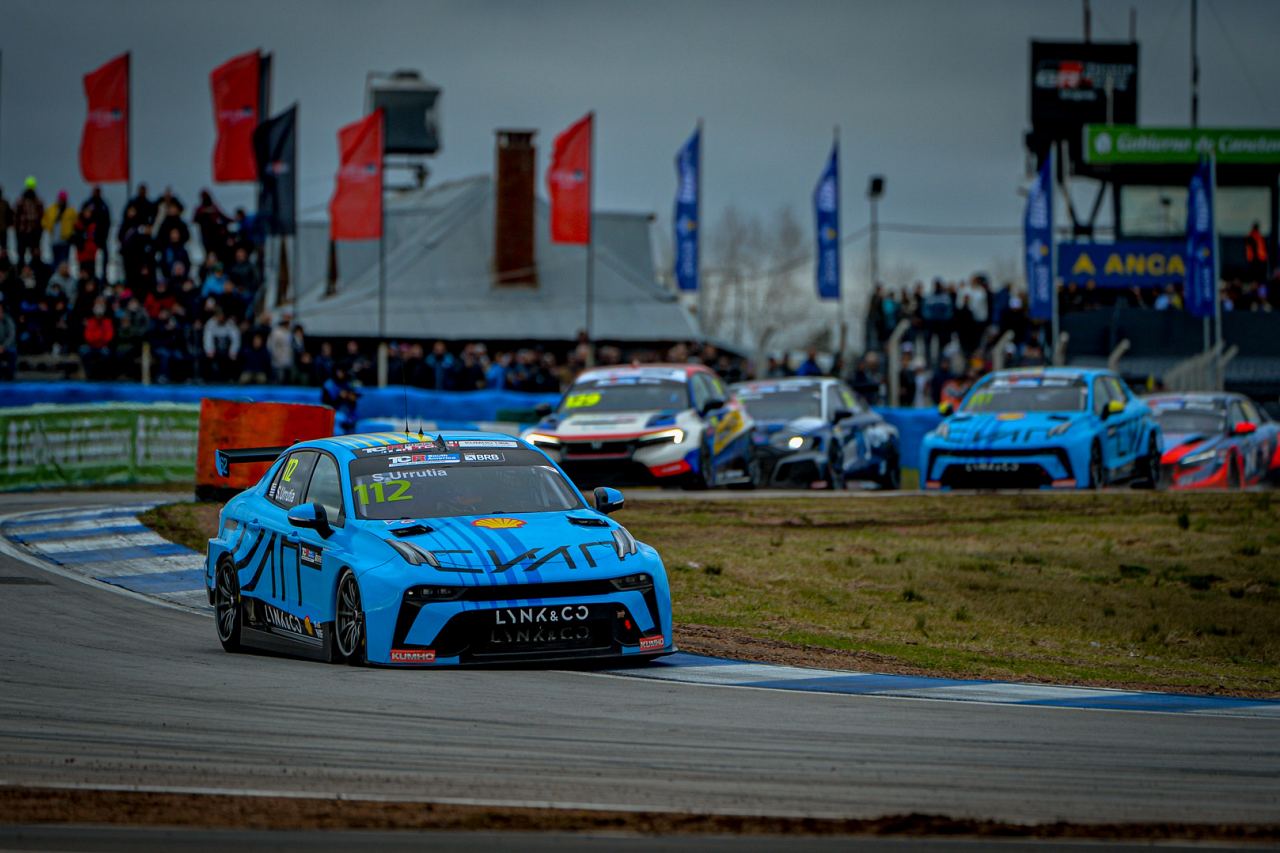 後続のバトルにも乗じ、ウルティアがホームラウンドでの“ライト・トゥ・フラッグ”を完成させた