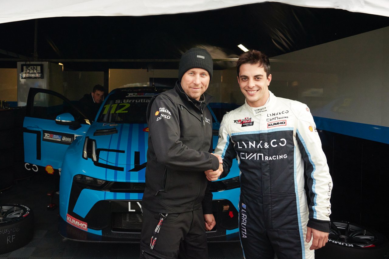 この結果を受け、ウルグアイの観衆の前でチームとの新契約も発表され、ウルティアは来季もシアン・レーシングに残留する契約に署名したこともアナウンスされた