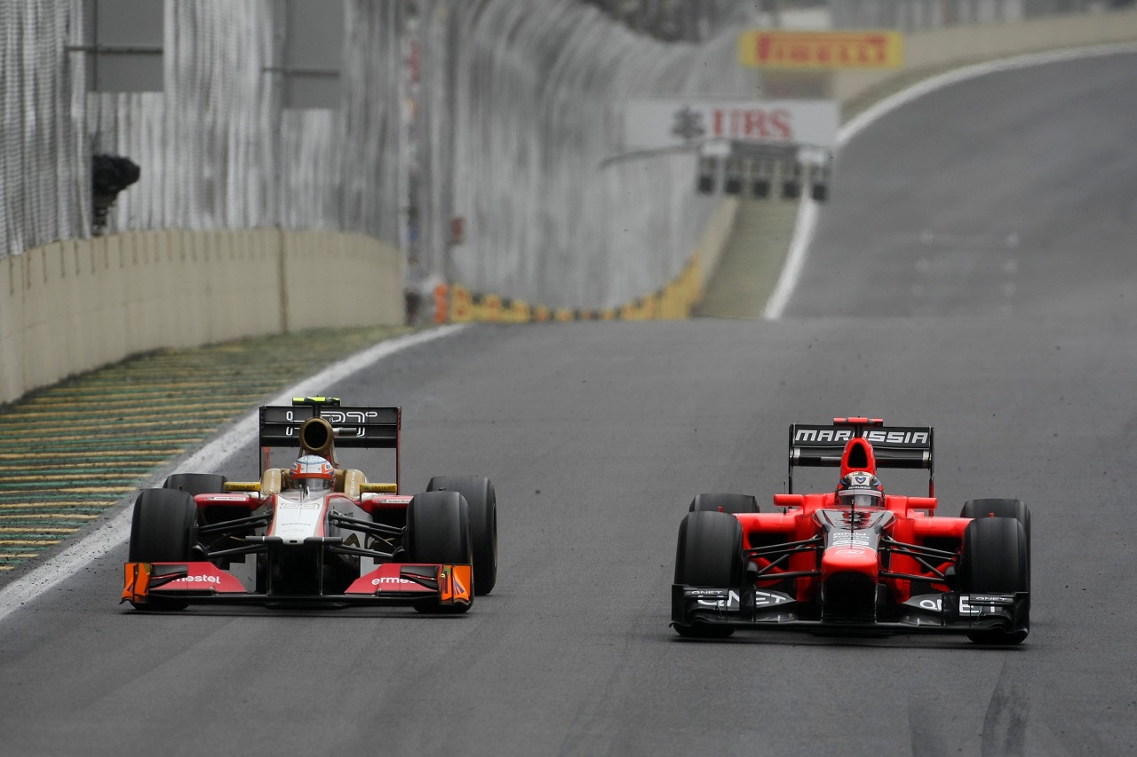 2012年F1ブラジルGP　ナレイン・カーティケヤン（HRT）とティモ・グロック（マルシャ）