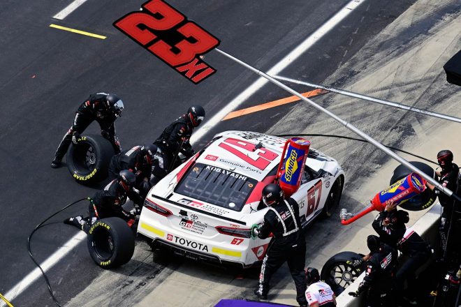 23XIレーシングのトヨタ・カムリをドライブする小林可夢偉 2023NASCAR第24戦インディアナポリス