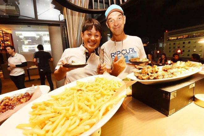 食事を楽しむ荒聖治とヨルグ・ミューラー