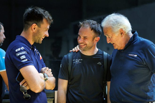 テストに参加したマシュー・バキシビエール（左）とニコラ・ラピエール（中）