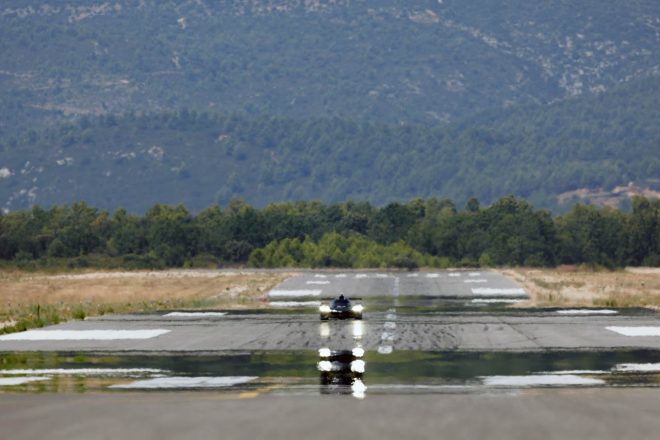ポール・リカールに隣接するル・カステレ空港でシェイクダウン走行を行うアルピーヌA424