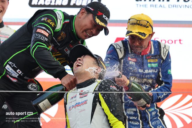 2023スーパーGT第5戦鈴鹿　優勝を飾った小出峻にシャンパンを浴びせる松浦孝亮と井口卓人