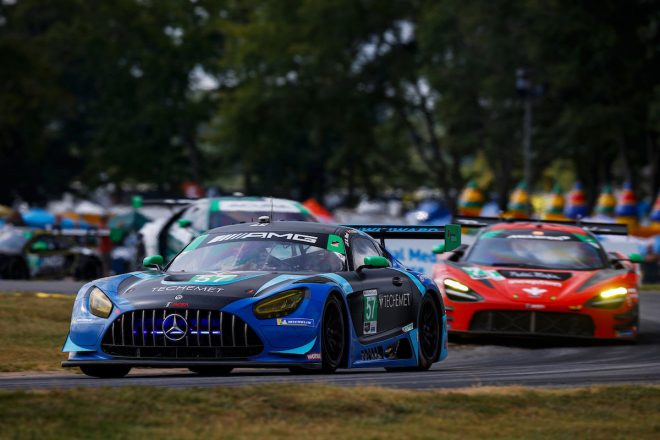 残り2周で前走者97号車BMW M4 GT3（ターナー・・モータースポーツ）をかわしてクラス3位を獲得した57号車メルセデスAMG GT3エボ（ウィンワード・レーシング）