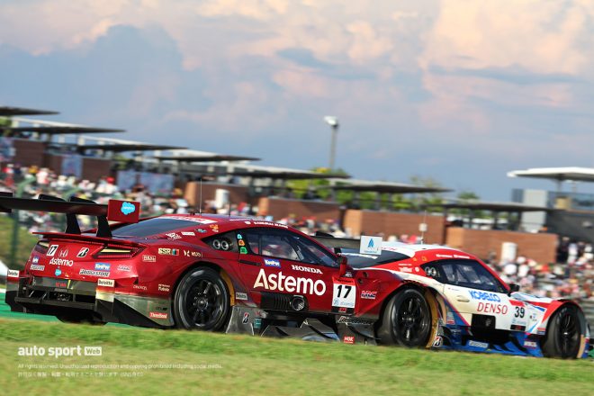 前を行くDENSO KOBELCO SARD GR Supraに接近しつつも苦戦するAstemo NSX-GT