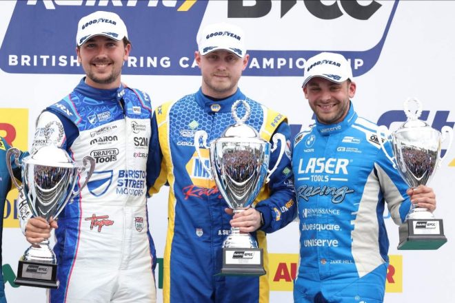 レース1で表彰台に上がった3名は、続くレース2でも勝者のポジションを入れ替えての同じ顔ぶれとなった