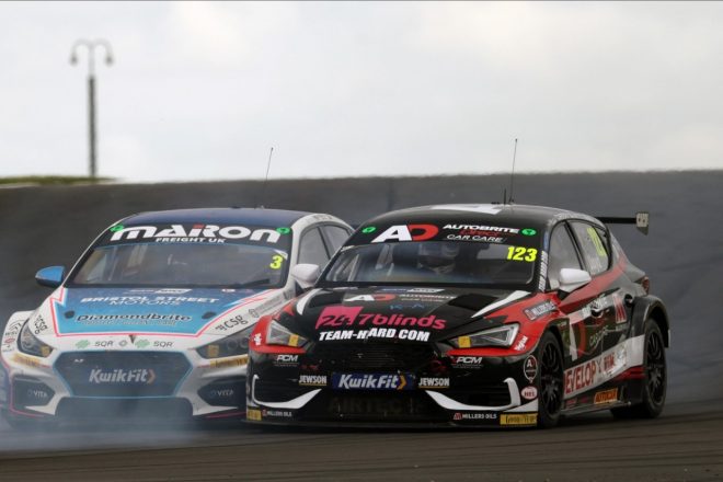 最終ヒートはファイナルラップまでレースを支配したダン・ロイド(オートブライト・ダイレクト・ウィズ・ミラーズ・オイル/クプラ・レオンBTCC)がトラブルに散る