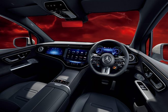 “EQE53 SUV”にはMBUXハイパースクリーンが標準装備され、3枚の高精細パネル（コックピットディスプレイ、有機ELメディアディスプレイ、助手席側の有機ELフロントディスプレイ）とダッシュボード全体を1枚のガラスで覆うワイドスクリーンで構成される