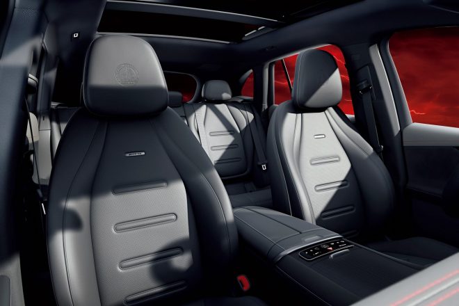 “EQE53 SUV”には、サイドサポートの大きな張り出しを備えたAMG専用デザインのナッパレザーシートが装備される