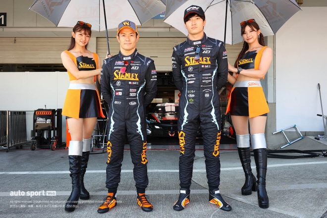 2023スーパーGT第5戦鈴鹿　STANLEY NSX-GTを駆る山本尚貴（中央左）と牧野任祐（中央右）、STANLEYレースクイーンの仲美由紀さん（左）と廣川エレナさん（右）