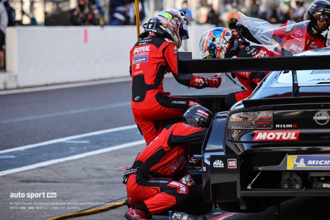 2023スーパーGT第5戦鈴鹿　MOTUL AUTECH Zに乗り込む松田次生