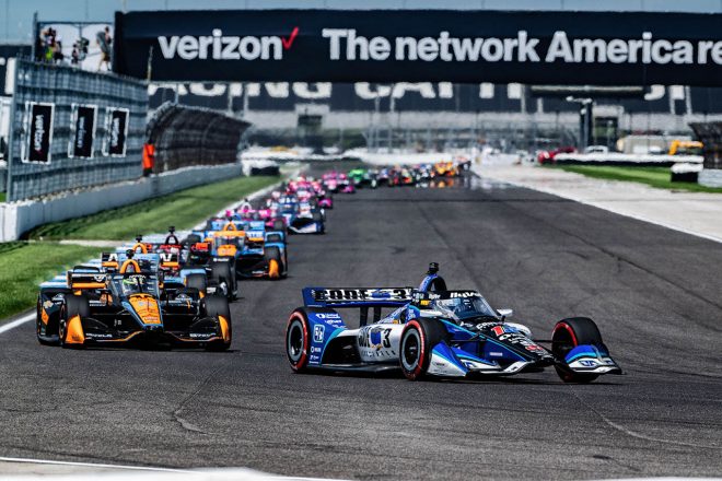 NTTインディカー・シリーズ第14戦ギャラガーグランプリ レースをリードするグラハム・レイホール