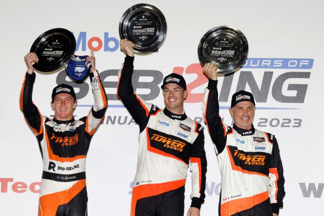 キフィン・シンプソン、ジョン・ファラーノとともにIMSA第2戦セブリング12時間レースでLMP2クラス優勝を飾ったスコット・マクラフラン（中央：タワー・モータースポーツ）