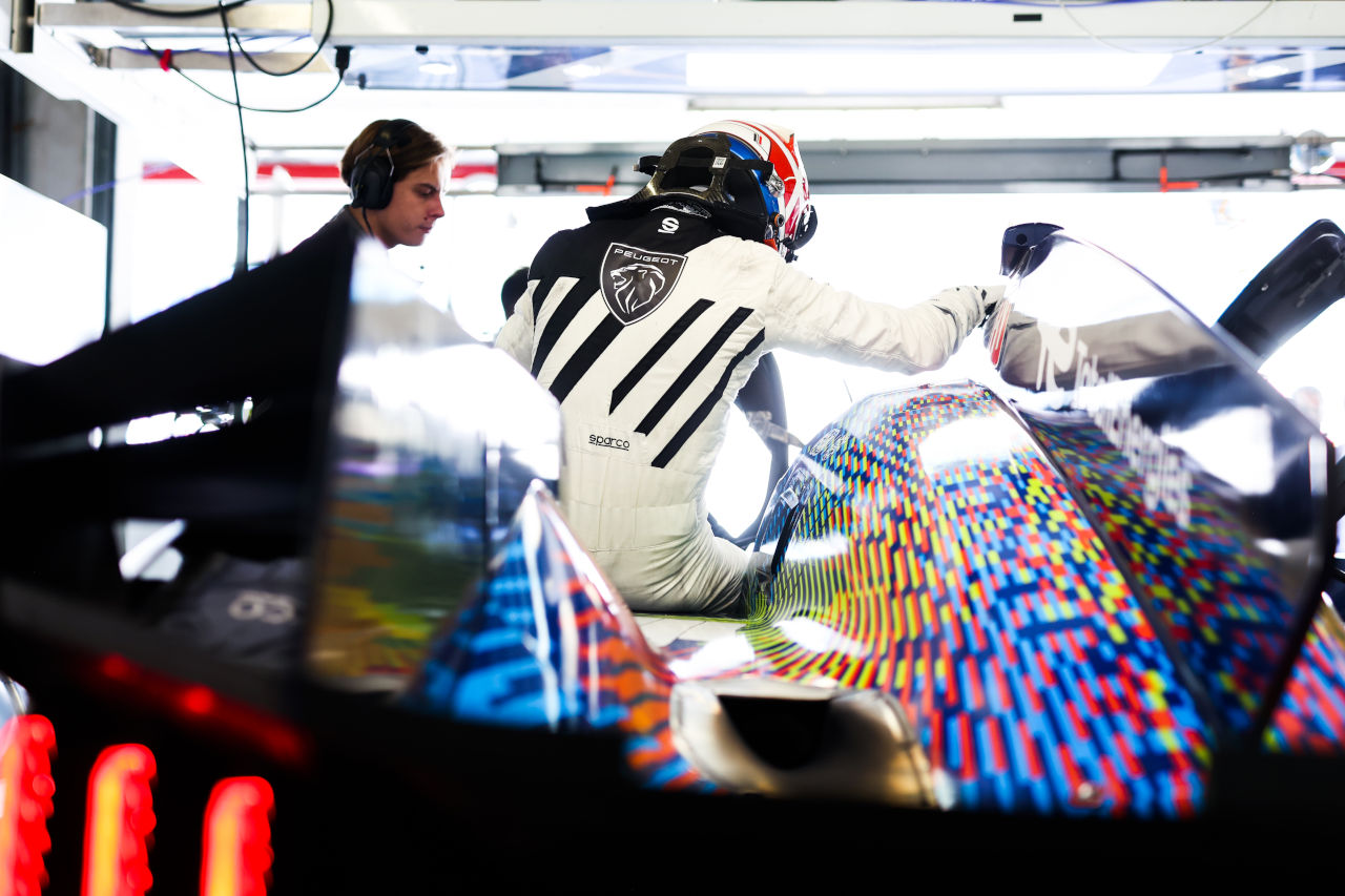 テストのためプジョー9X8に乗り込むマルテ・ヤコブセン