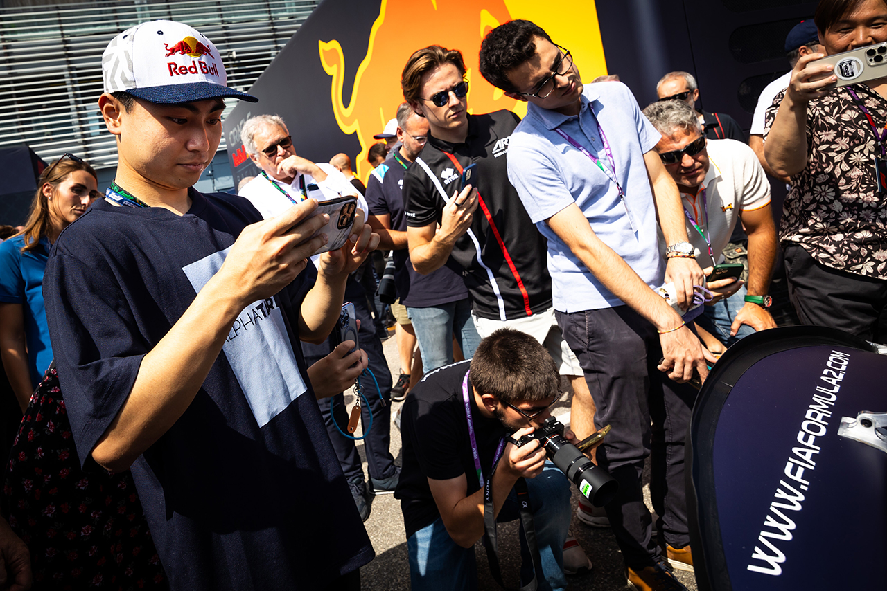 2023年FIA F2第13戦モンツァ／2024年から導入される新型車両お披露目の場には岩佐歩夢（ダムス／レッドブル＆ホンダ育成）の姿も