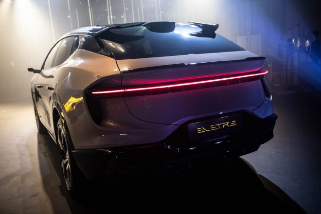 テールゲートに搭載されたアクティブリヤスポイラーは状況に応じて3つのポジションから自動調整される