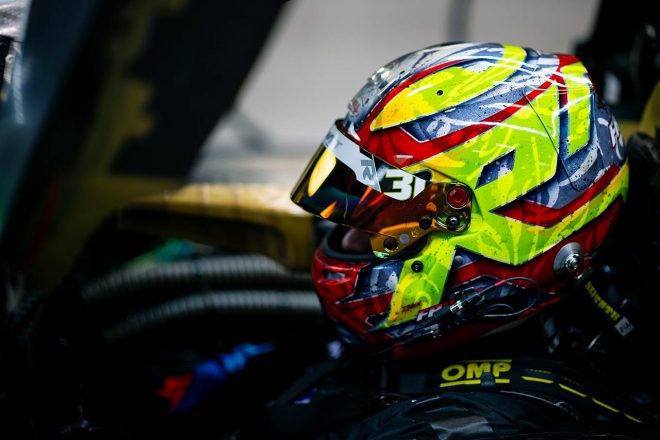 BMW Mハイブリッド V8のテストに参加したロビン・フラインス