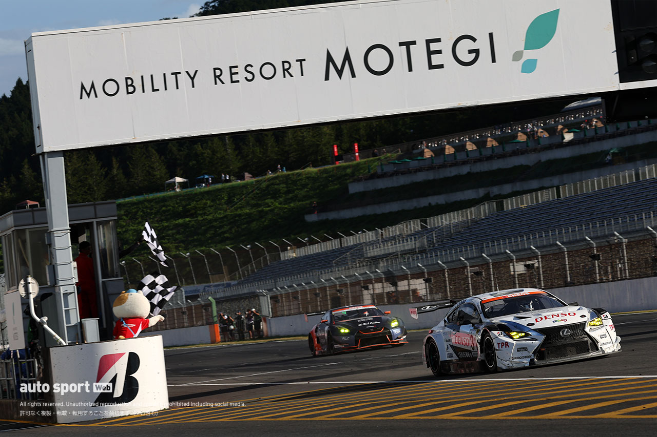 2023スーパー耐久第5戦もてぎ　すぱーくがチェッカーフラッグを振るなかフィニッシュするDENSO LEXUS RC F GT3（永井宏明／小高一斗／嵯峨宏紀）