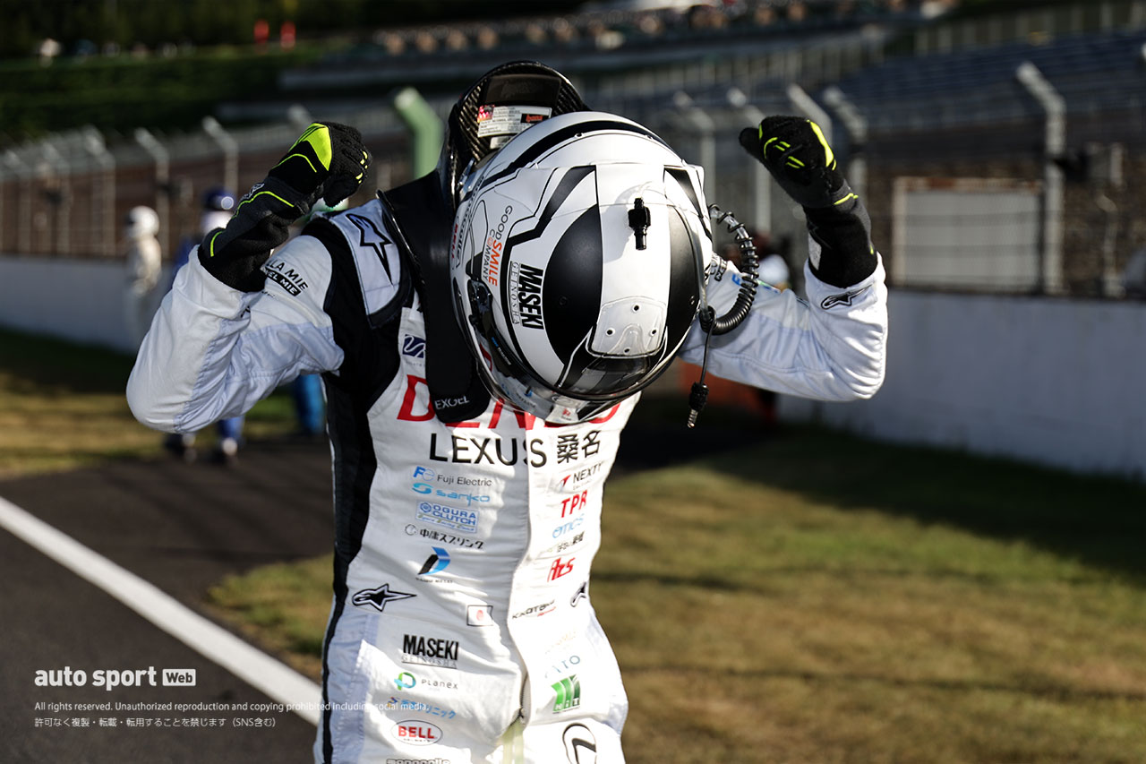 2023スーパー耐久第5戦もてぎ　マシンから降りた後に喜びを爆発させる小高一斗（DENSO LEXUS RC F GT3）