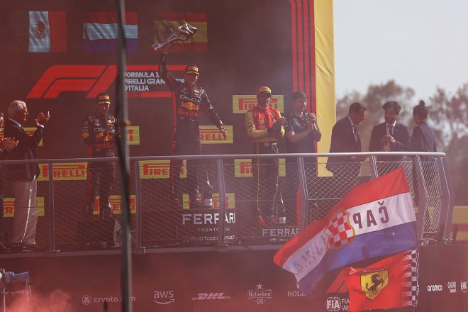 2023年F1第15戦イタリアGP　 赤い発煙筒が焚かれる中での表彰式