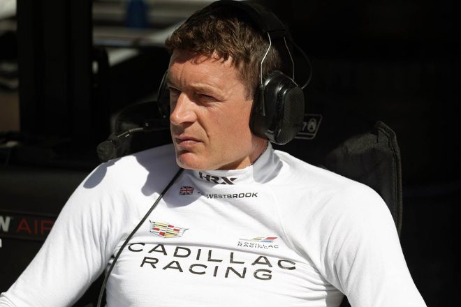 2号車キャデラックVシリーズ.Rをドライブするリチャード・ウエストブルック