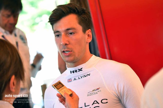 2号車キャデラックVシリーズ.Rをドライブするアレックス・リン