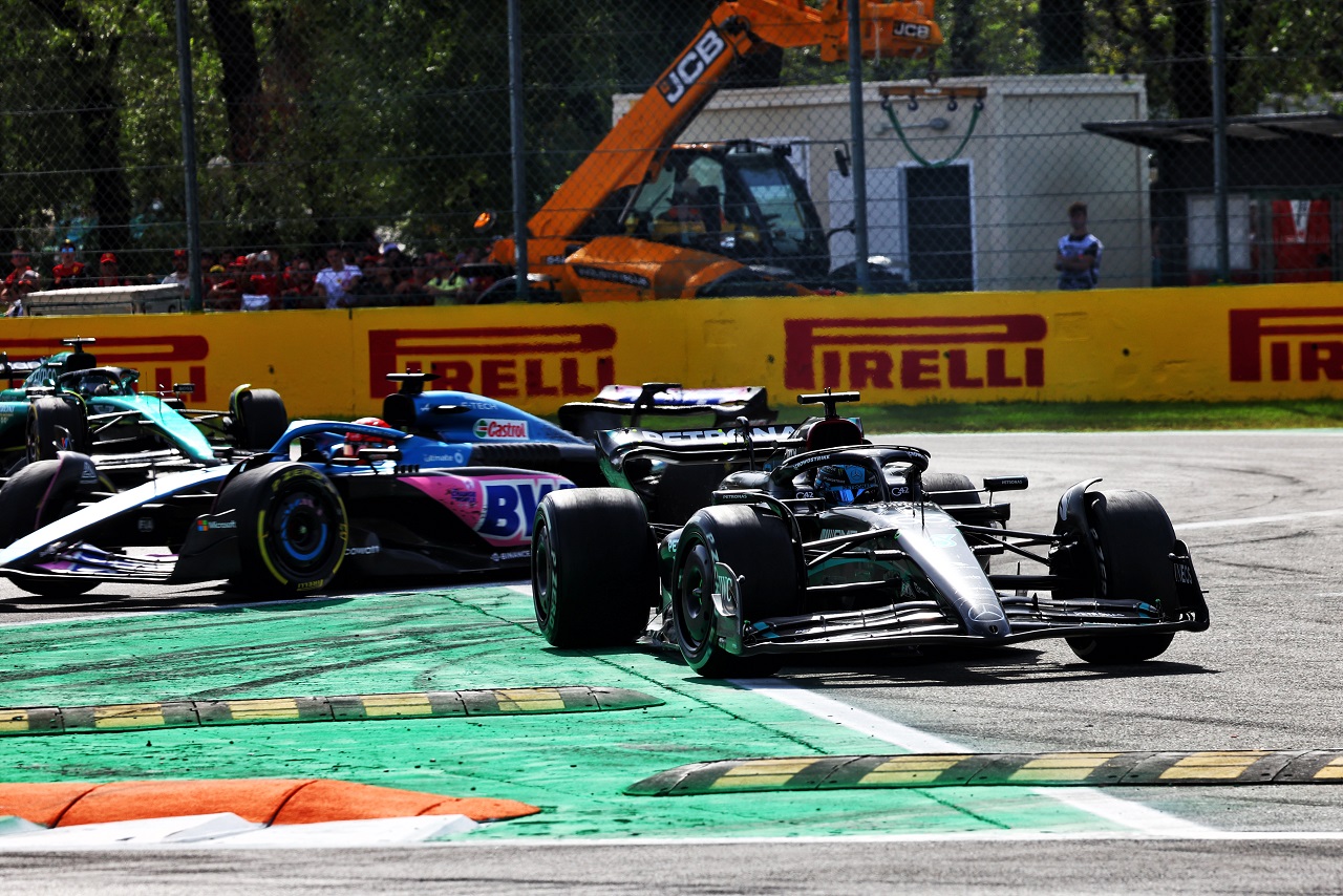 2023年F1第15戦イタリアGP　ジョージ・ラッセル（メルセデス）とエステバン・オコン（アルピーヌ）