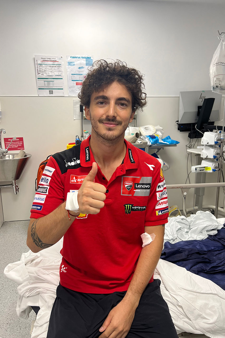 足の上をバイクが通過したが、幸いにもバニャイアに骨折はなかった