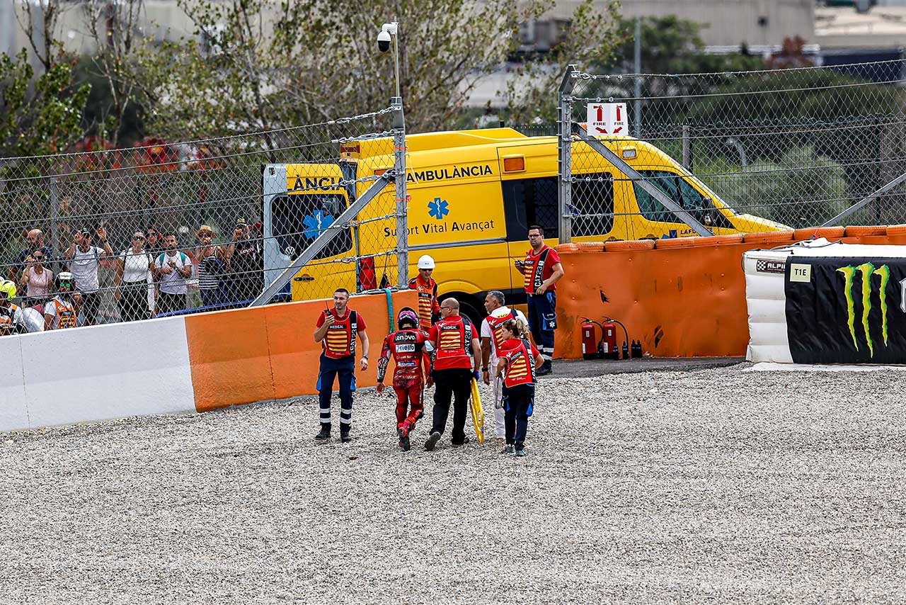 1コーナーで転倒したバスティアニーニ