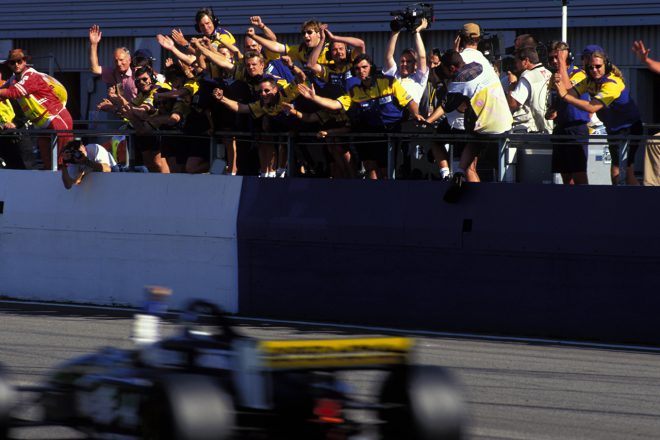 1996年国際F3000第5戦シルバーストン。トップチェッカーを受けるケニー・ブラックを迎えるスーパーノヴァのメンバーたち