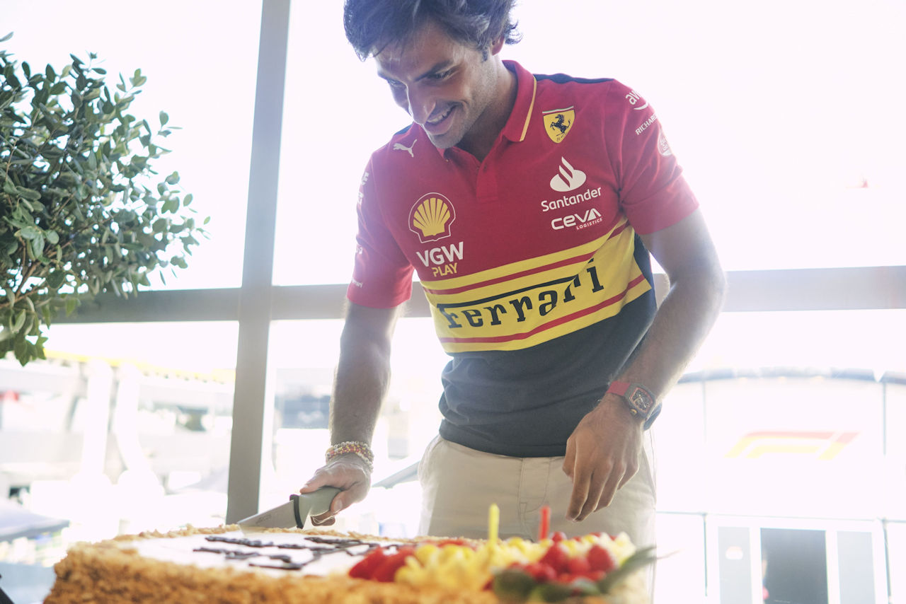 2023年F1第15戦イタリアGP　チームからバースデーケーキをプレゼントされたカルロス・サインツ（フェラーリ）